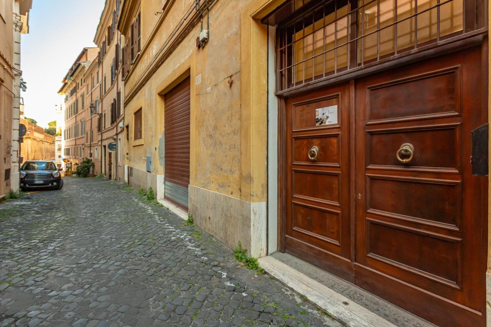 Appartamento Entire Building With 4 Near The Colosseum Roma